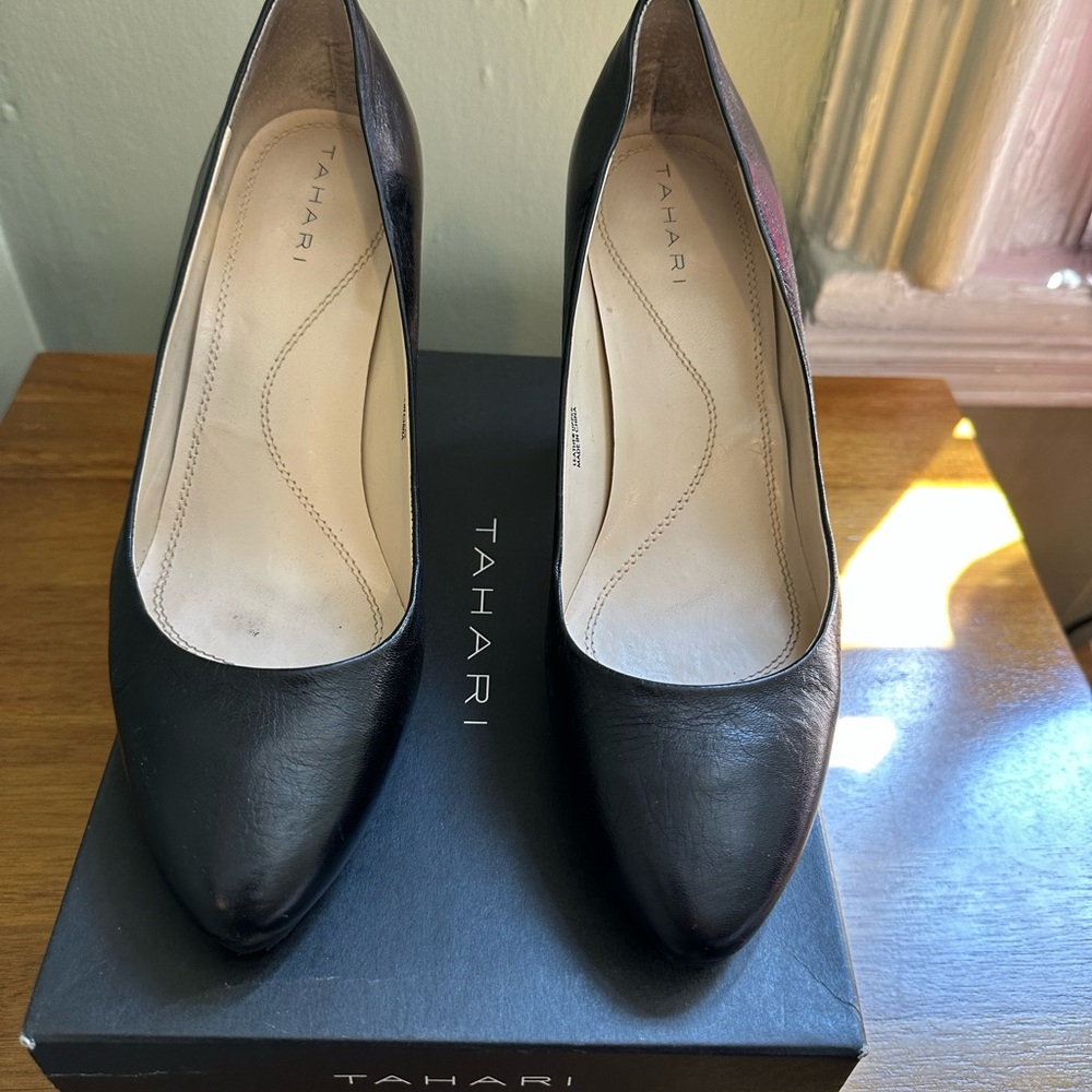 Tahari Gretta Black Leather Heels Size 10M